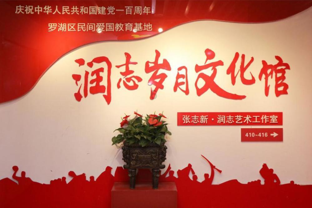 又被“何赛飞”惊艳了！穿印花裙扎高马尾录节目，60岁美出新高度