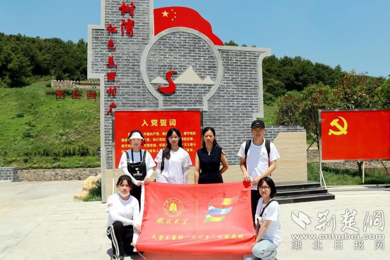 小蛮在豪华游艇上吃大餐,结果服务员来收菜,小蛮失控大哭