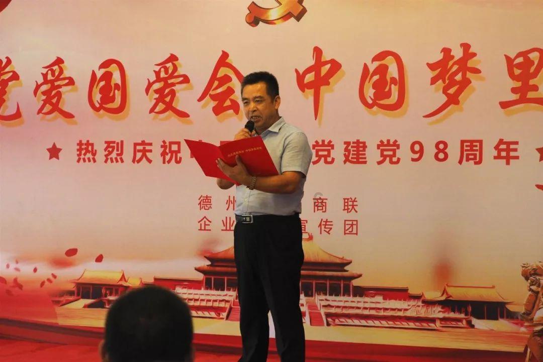看了韩国街拍才明白:普通“黑色羽绒服”,这么搭配太洋气了!