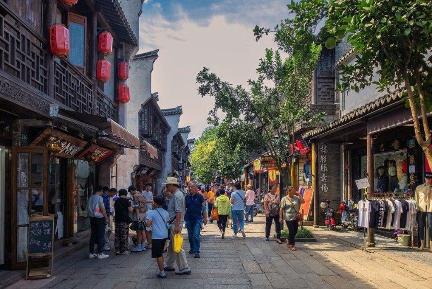 队报：里昂希望冬窗再签一名中场+边锋，有意霍伊别尔和丹朱马
