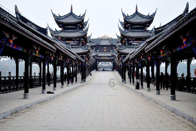 电脑一进游戏就黑屏，只能关电源重启，之前还好好的，系统重装，驱动更新都试过了？